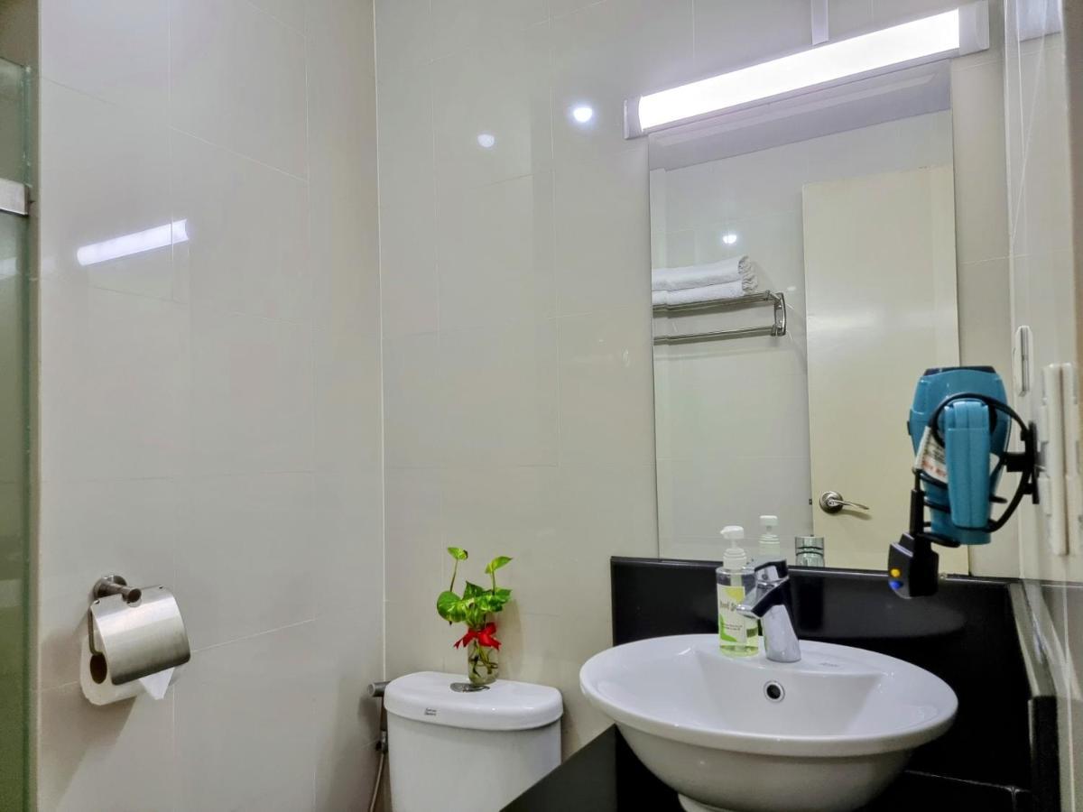One Palm Tree Villas Condo Across Naia Terminal 3 Manila Exterior photo